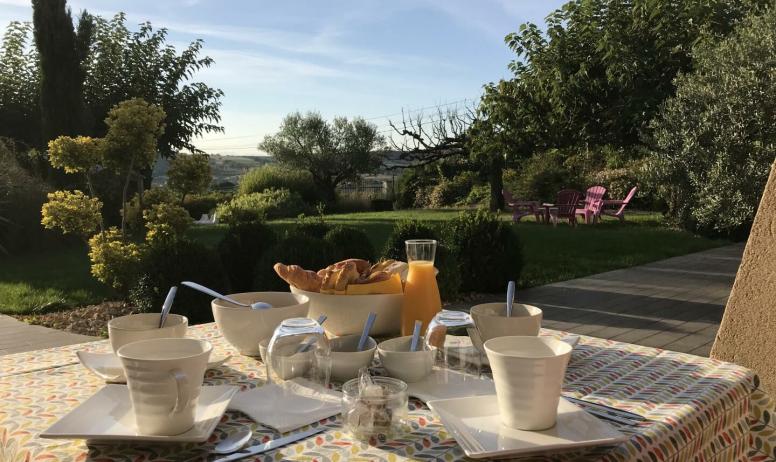 Gîtes de France - Petit-déjeuner en terrasse