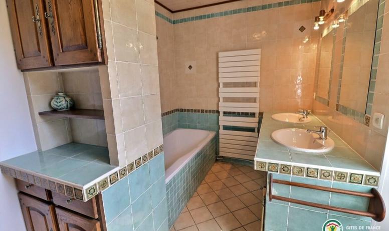Gîtes de France - Salle de bain avec baignoire et double vasques