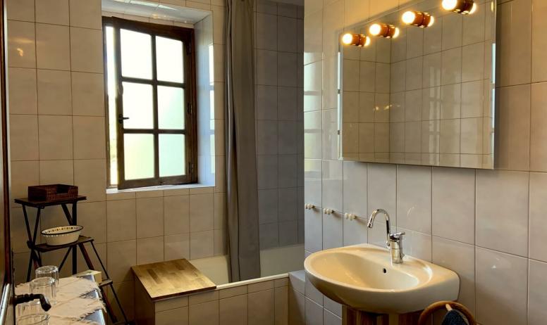 Gîtes de France - Salle de bain, baignoire, lavabo, fenêtre vue bois