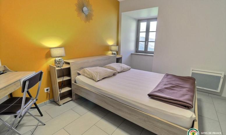 Gîtes de France - Chambre jaune avec lit en 140 et lit en 90 et sa salle d'eau privative