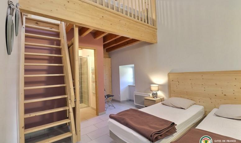 Gîtes de France - Chambre Rose avec 2 lits en 90 et 2 lits en 90 sur la mezzanine - salle d'eau privative