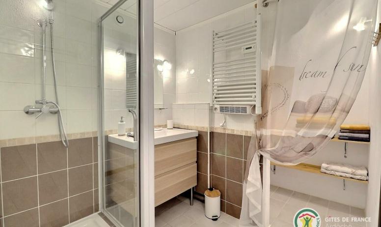 Gîtes de France - Salle d'eau avec cabine douche