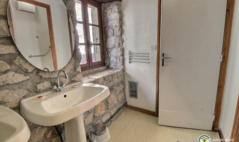 Gîtes de France - Salle d'eau avec douche et WC séparés