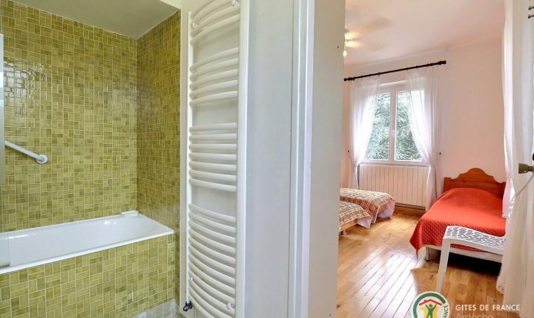 Gîtes de France - Chambre 2 avec 3 lits en 90 et salle de bain privative