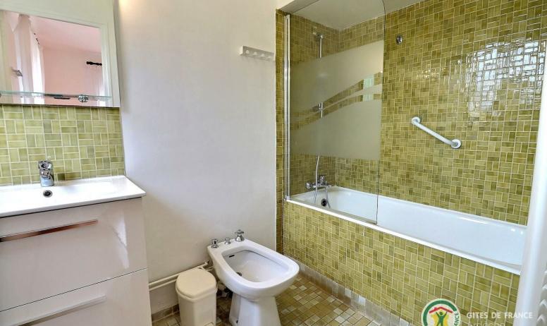 Gîtes de France - Salle de bain (baignoire sabot) privative chambre 2