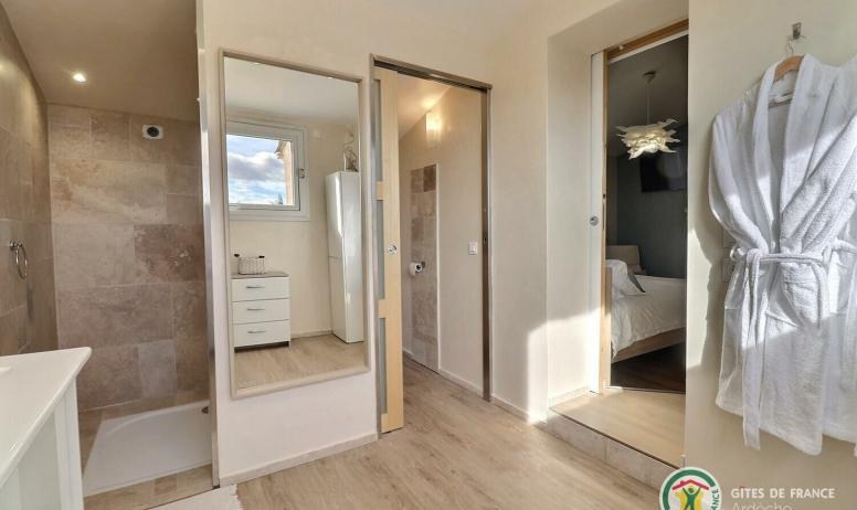 Gîtes de France - Chambre 3 avec lit en 160, dressing et salle d'eau privative (douche et WC)