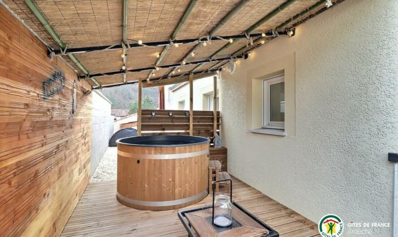 Gîtes de France - Au dos du gîte, terrasse en bois avec bain nordique.    