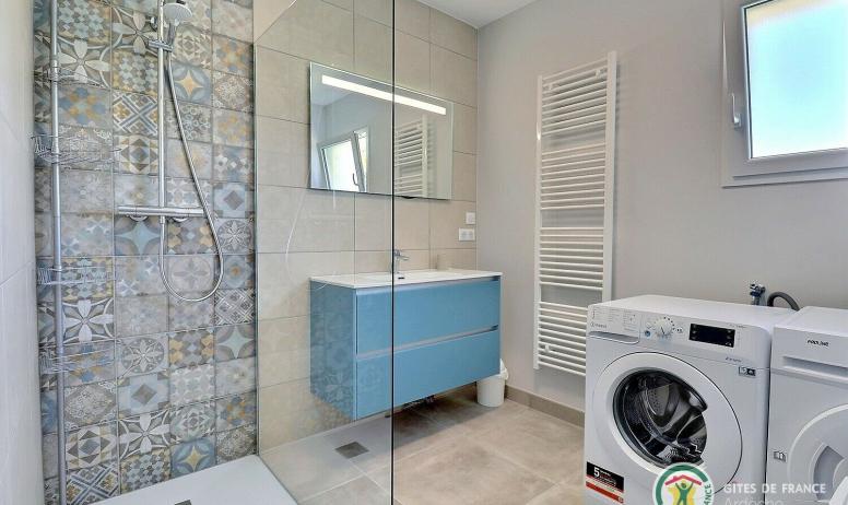 Gîtes de France - Salle d'eau avec douche italienne, lave-linge et sèche-linge