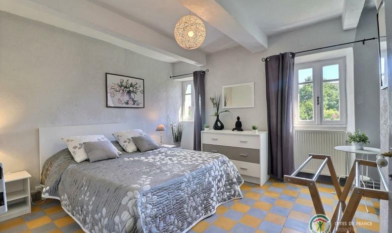 Gîtes de France - Chambre avec lit de 160 cm vue jardin