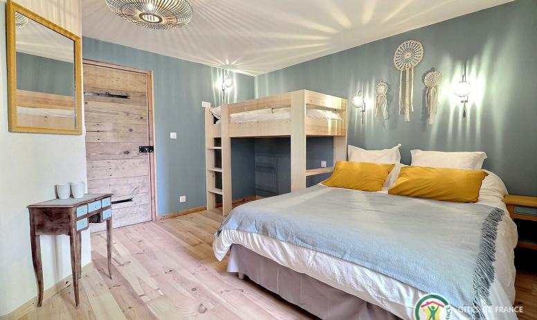 Gîtes de France - Chambre Côté Acacias pour 3 personnes avec lit en 160 et lit superposé en 90
