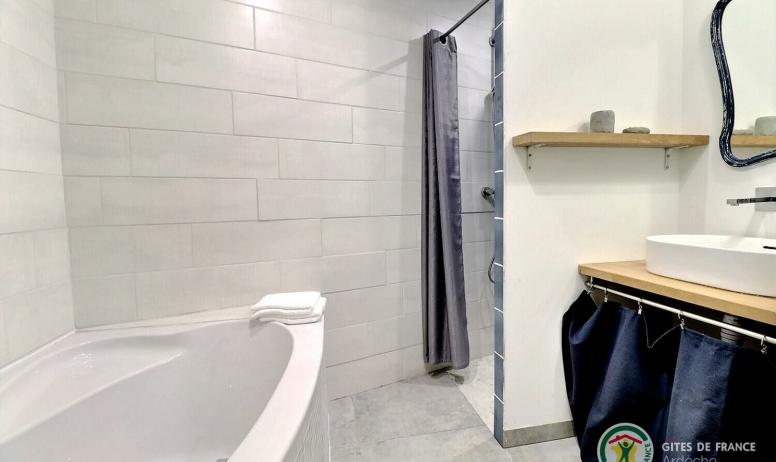Gîtes de France - Salle de bain avec baignoire et douche WC séparés - Chambre Côté Acacia