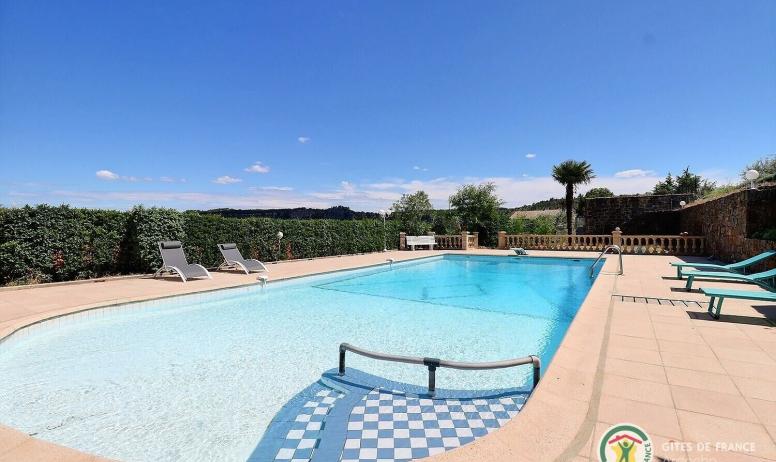 Gîtes de France - Jolie maison avec grande piscine privée, terrasse couverte, entourée d'oliviers 