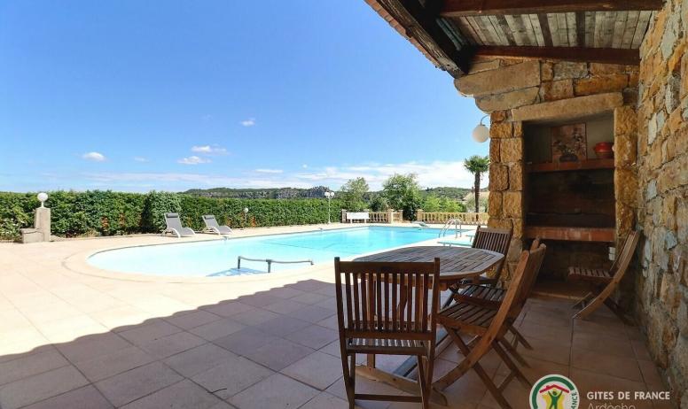 Gîtes de France - Jolie maison avec grande piscine privée, terrasse couverte, entourée d'oliviers