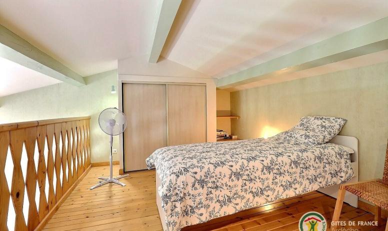 Gîtes de France - Chambre 1 avec lit en 160 et mezzanine avec lit en 90, balcon