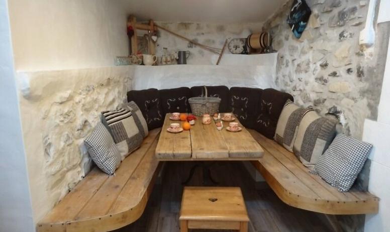Clévacances - gite Ardèche du Sud- salle à manger atypique et chaleureuse dans la Bergerie des Etoiles
