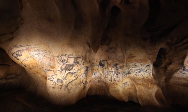 Patrick Aventurier - Grotte Chauvet 2 Ardèche - 92 animaux en mouvement sont représentés dans le panneau des lions, salle du fond