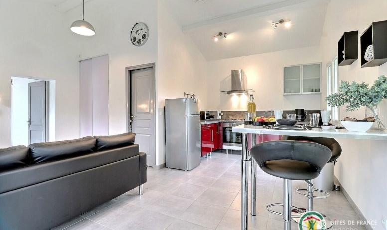 Gîtes de France - Pièce de vie avec séjour salon et cuisine intégrée