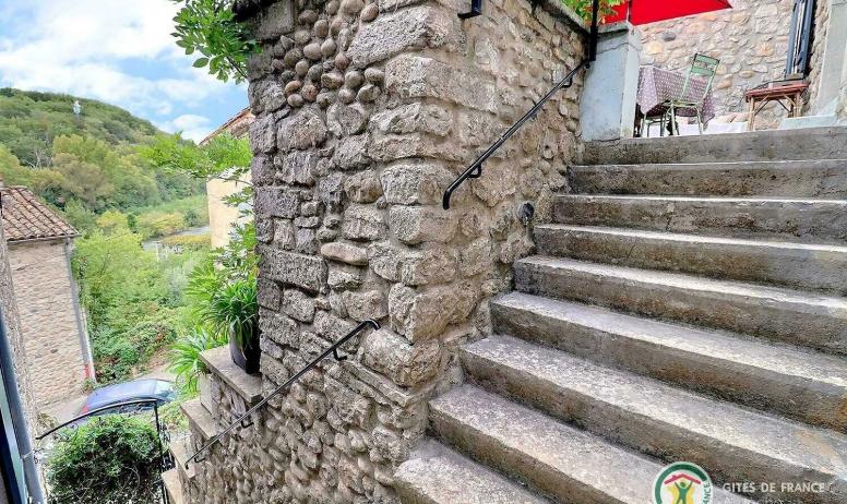 Gîtes de France - Accès au gîte par quelques escaliers en pierres