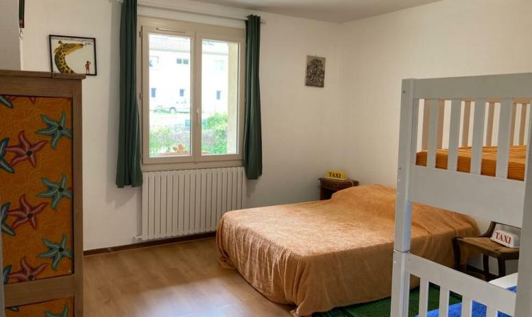 Gîtes de France - La chambre avec un lit double et 2 lits simples superposés