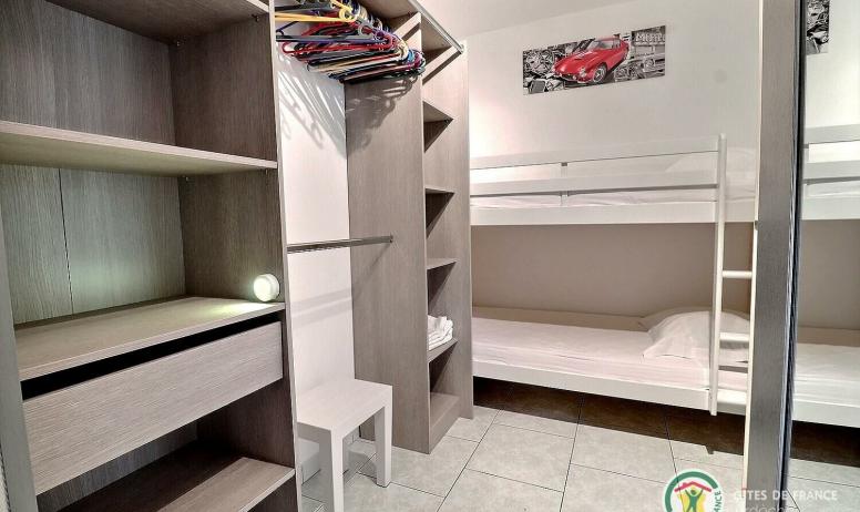 Gîtes de France - Chambre avec lit en 160, dressing avec 2 lits superposés et salle de bain