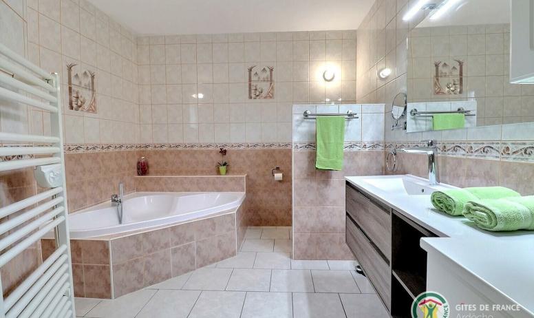 Gîtes de France - Salle de bain avec baignoire et douche