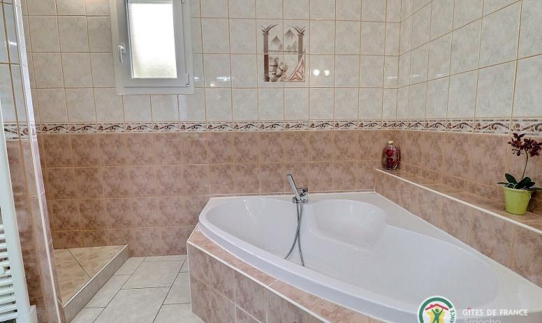 Gîtes de France - Salle de bain avec baignoire et douche