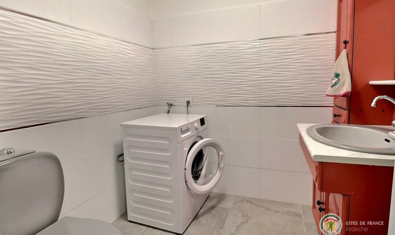Gîtes de France - Toilette du 1er étage avec lave linge