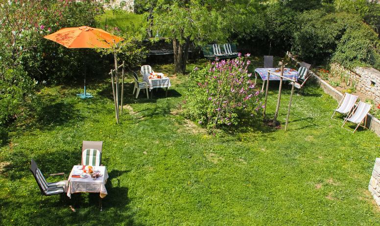 Gîtes de France - Joli jardin pour prendre les petits déjeuners