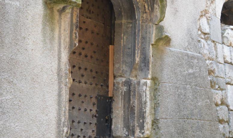 Oti du Rhône aux Gorges de l'Ardèche - Porte 12e siècle