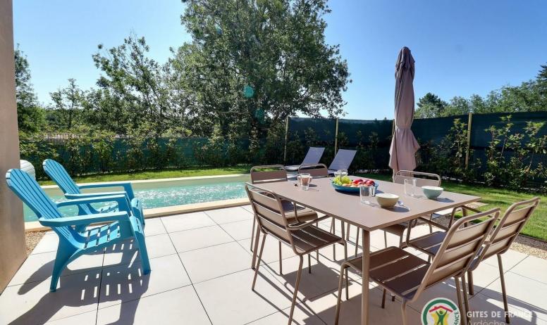 Gîtes de France - Terrasse ensoleillée avec parasol 3*3m modulable et piscine privée sécurisée