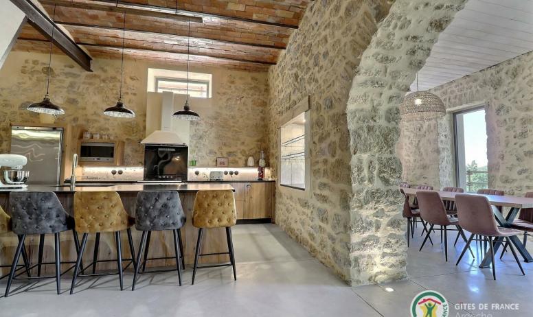 Gîtes de France - L'espace cuisine entièrement équipée et le séjour pour les repas tous ensemble
