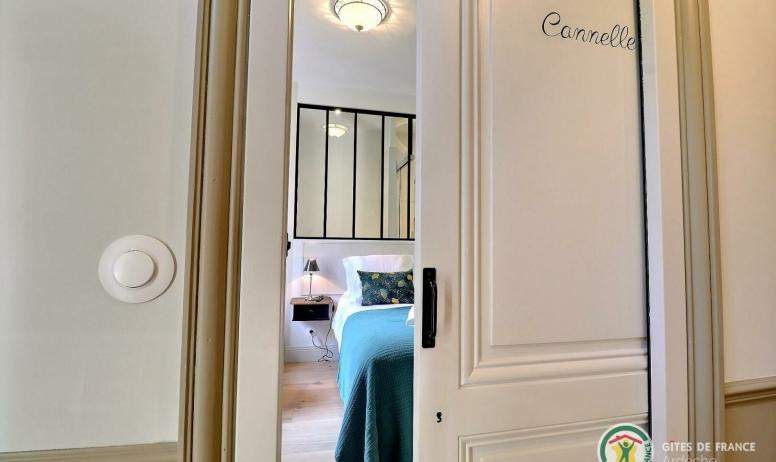 Gîtes de France - La chambre Cannelle au 1er niveau, avec lit en 160 (modulables), TV et salle d'eau privative