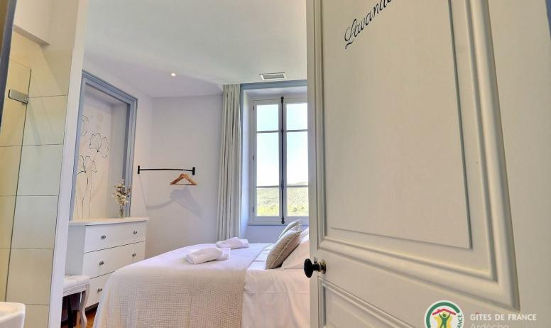 Gîtes de France - La chambre Lavande au 1er niveau, avec lit en 160, TV et salle d'eau privative