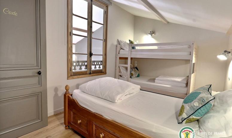 Gîtes de France - L'annexe : La Maison du Bucher : Chambre Cade avec 3 lits en 90 dont un superposé