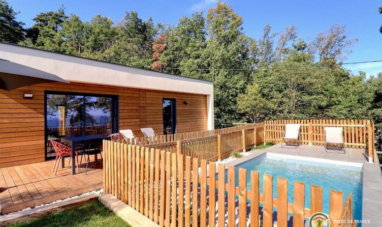 Gîtes de France - Maison en bois avec terrasse et piscine privée