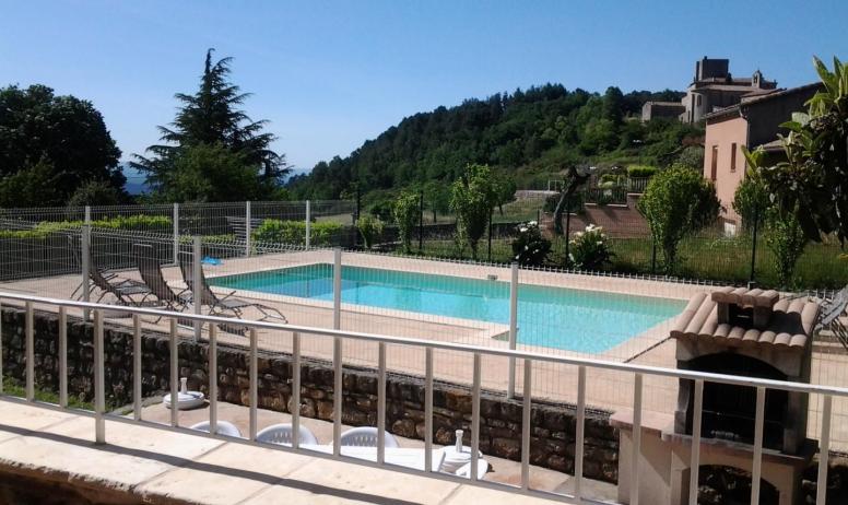 Gîtes de France - le coin barbecue et la piscine vue de la terrasse