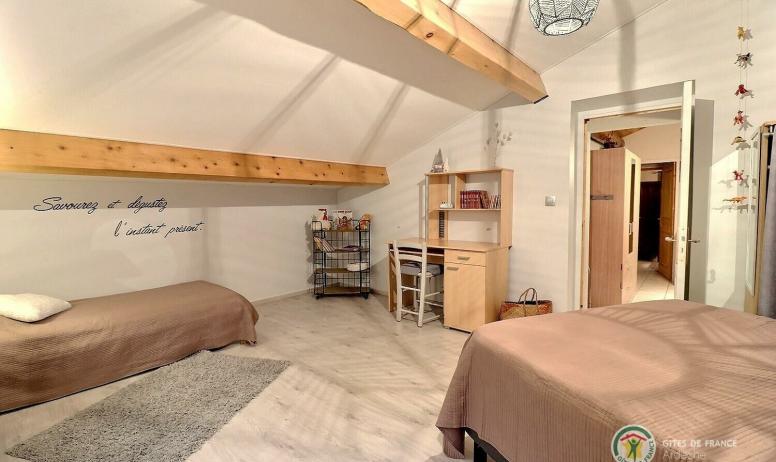 Gîtes de France - Chambre 3 accessible depuis la chambre 2 (1 lit en 140 + 1 lit en 90)  