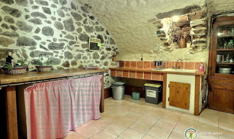 Gîtes de France - Le cellier avec évier, réfrigérateur-congélateur,lave-vaisselle et lave-linge