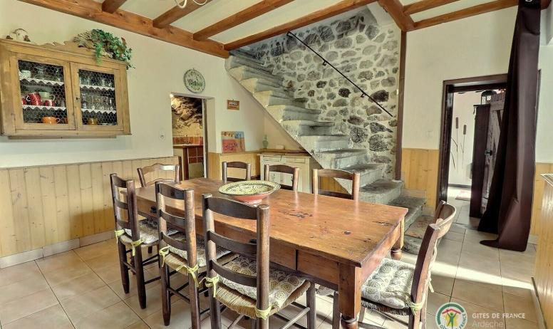 Gîtes de France - Cuisine et accès au salon par un escalier en pierre