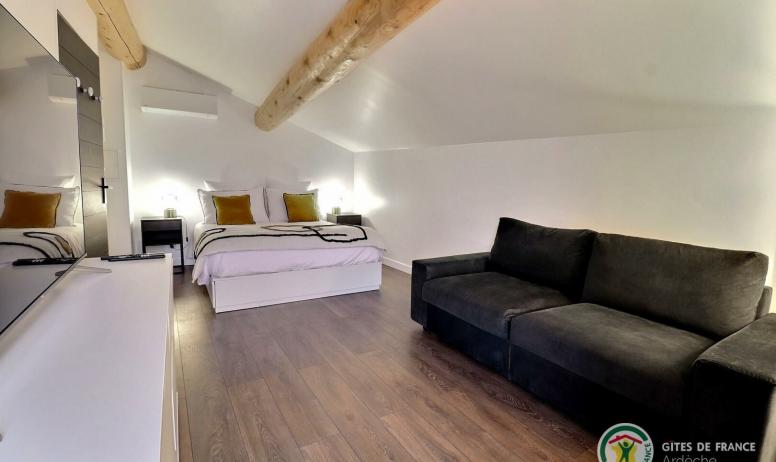 Gîtes de France - Côté Cour - Chambre 3 avec lit en 160, canapé convertible en 140, TV et accès terrasse