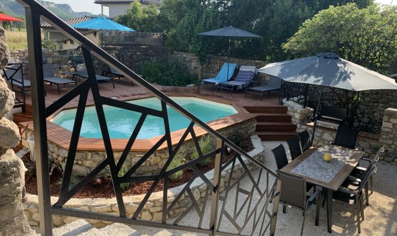 Gîtes de France - La cour aménagée avec piscine privée et espace repas extérieur