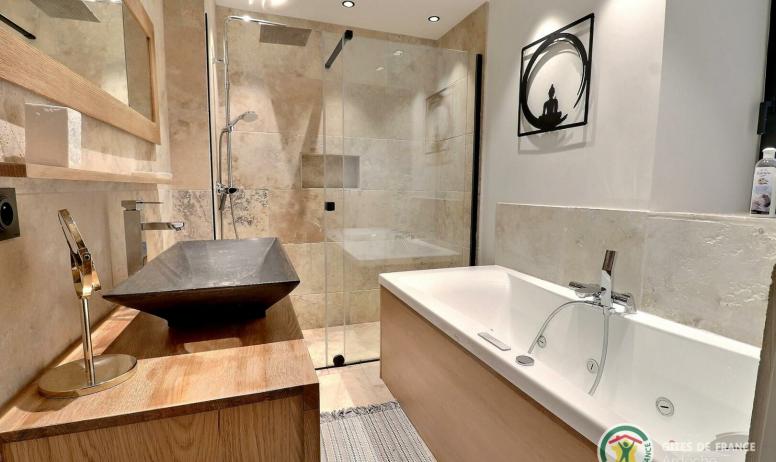 Gîtes de France - Salle de bain avec baignoire balnéo et douche italienne