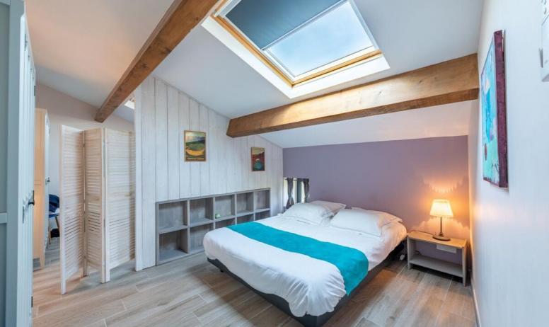 Clévacances - La chambre double avec cloison bois entre les 2 lits