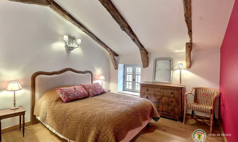 Gîtes de France - La Grange, chambre avec lit en 140