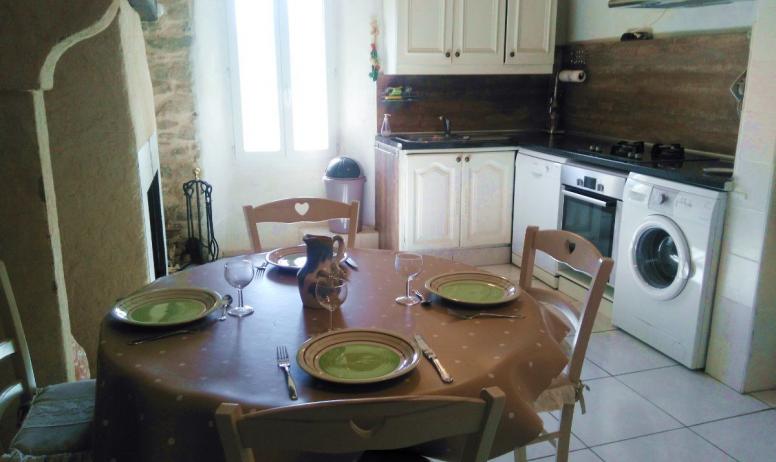 Clévacances - la cuisine du gîte "le refuge des fées"- cœur des Monts d'Ardèche, proche rivière