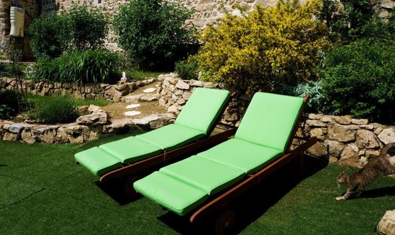 Clévacances - le jardin et ses confortables bain de soleil- LE REFUGE DES FEES- COEUR ARDECHE