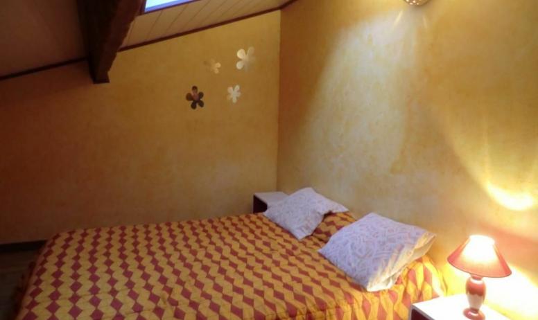 Gîtes de France - Chambre équipée d'un lit en 140 cm chambre mansardée basse. 