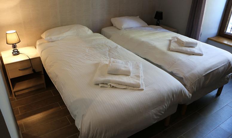 Chambre avec deux lits simples