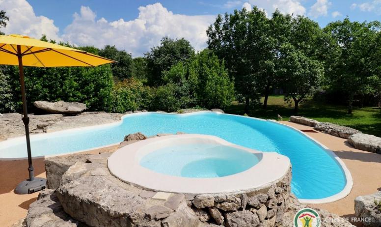Gîtes de France - Belle piscine creusée dans la roche