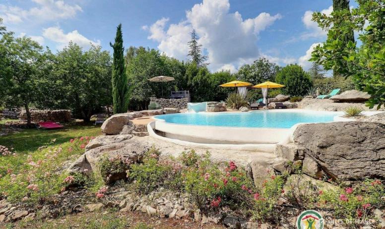 Gîtes de France - Grand jardin avec une belle piscine